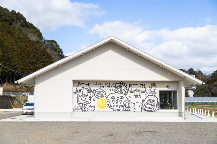 有田焼のうつわと世界のモダンアートと焼き立てパンが楽しめる「bakery and art cafe lier」
