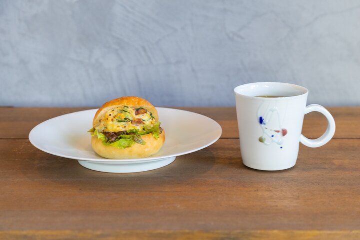 有田焼のうつわと世界のモダンアートと焼き立てパンが楽しめる「bakery and art cafe lier」
