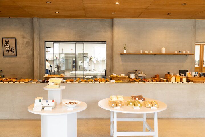 有田焼のうつわと世界のモダンアートと焼き立てパンが楽しめる「bakery and art cafe lier」