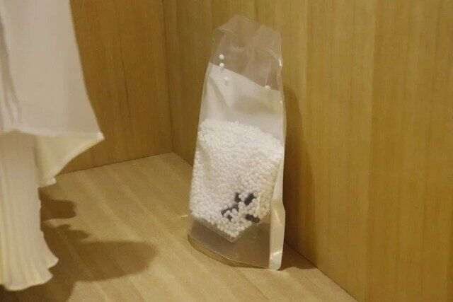 ダイソー 立てられる除湿剤（吸湿量600ml、炭入）