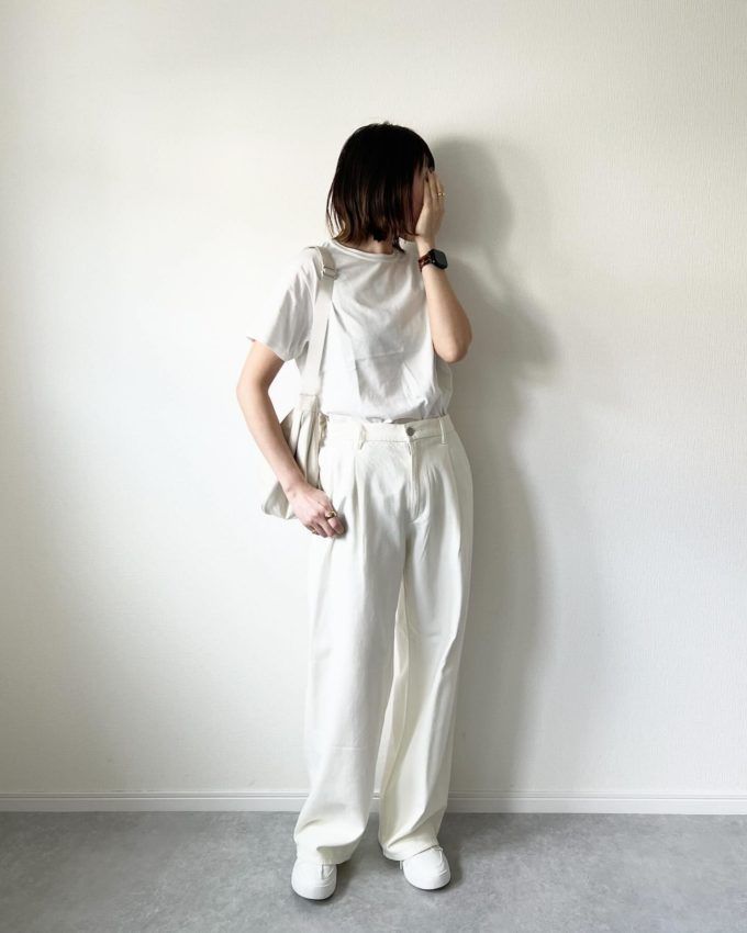 オーガニックコットン半袖Tシャツ×UNIQLO：Cのオフホワイトの「レザータッチラウンドショルダーバッグ」