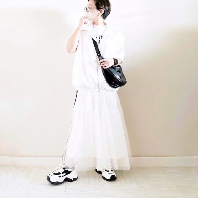 スタンドネックベスト×UNIQLO：Cのブラックの「レザータッチラウンドショルダーバッグ」