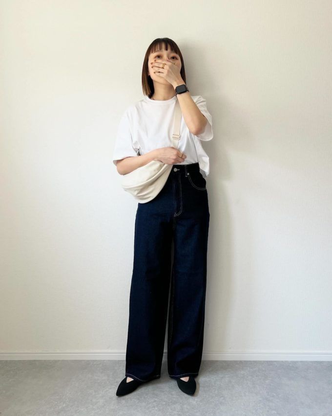 コットンオーバーサイズクロップドT×UNIQLO：Cのオフホワイトの「レザータッチラウンドショルダーバッグ」