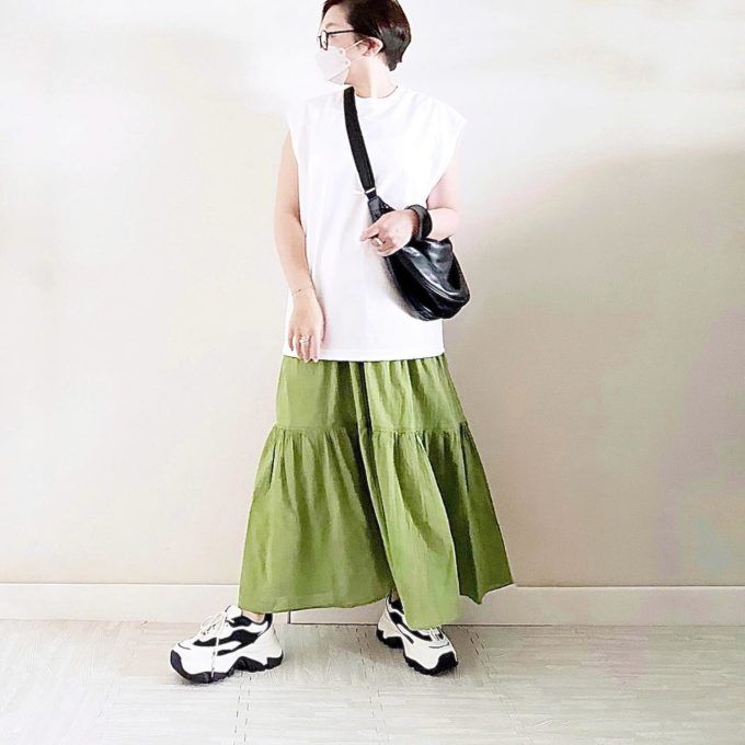 ドライポンチオーバーサイズスリーブレスTシャツ×UNIQLO：Cのブラックの「レザータッチラウンドショルダーバッグ」