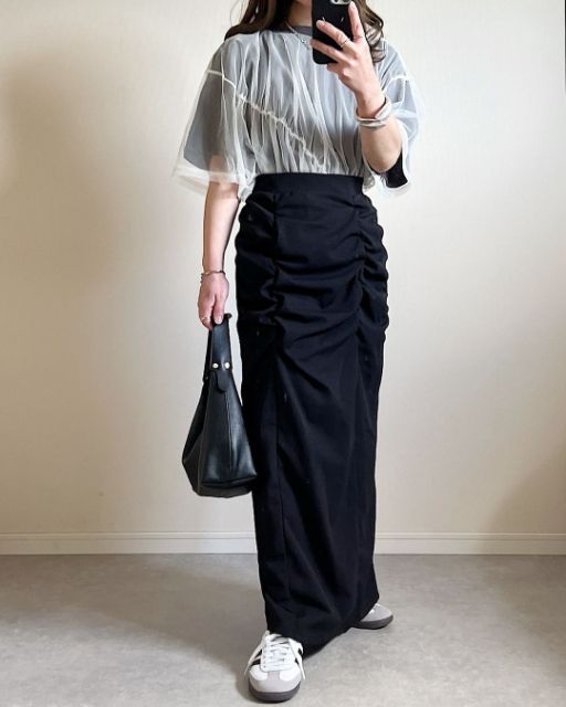 ak5ブドッキングTとakシャーリングナロースカートを着用したコーデ