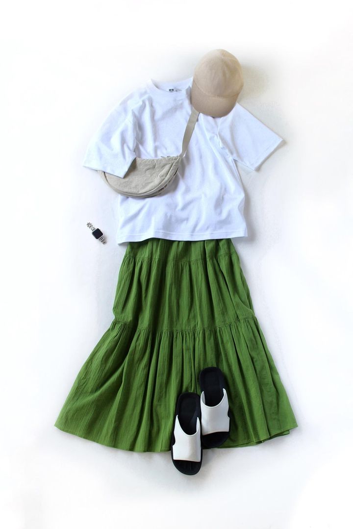 画像: エアリズムコットンオーバーサイズTシャツ（5分袖）￥1,990／Uniqlo U（UNIQLO）UVカットニットキャップ￥1,990 クリンクルコットンティアードスカート￥3,990 ラウンドミニショルダーバッグ￥1,500／以上UNIQLO スライドサンダル￥2,990／UNIQLO : C(UNIQLO) www.uniqlo.com