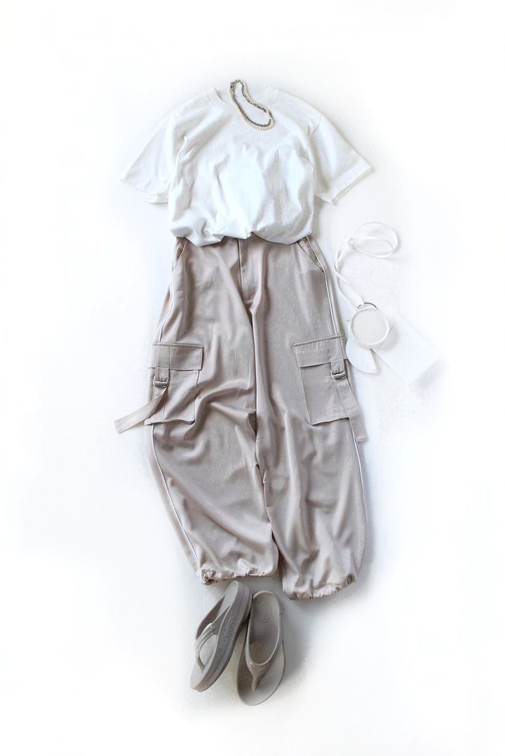 画像: T-SHIRT SHIRO￥2,750／Hanes（ヘインズブランズ ジャパン） サイドラインサテンカーゴパンツ￥5,998／Re:EDIT