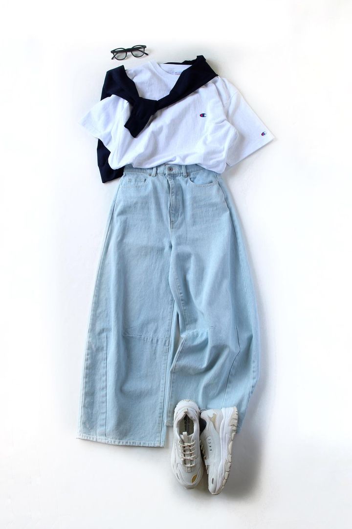 画像: リバースウィーブ®ショートスリーブTシャツ￥6,490／Champion（ヘインズブランズ ジャパン）肩にかけたカーディガン￥15,400 ワイドデニム￥16,280／ともにラブティックボンボン（パル） スニーカー￥9,790／アキクラシック(シンヨー）