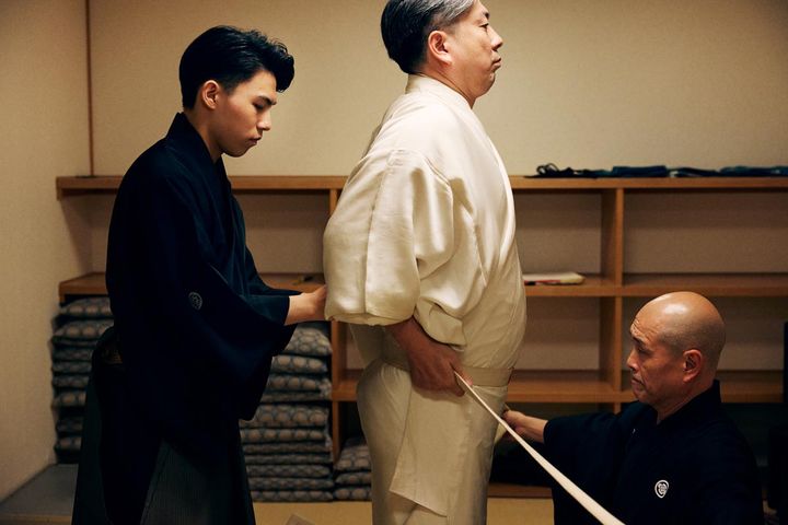 物着せといわれる作業にかかる大藏康誠さん