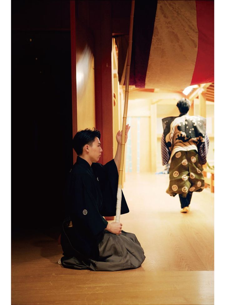 演者が舞台に出る様子