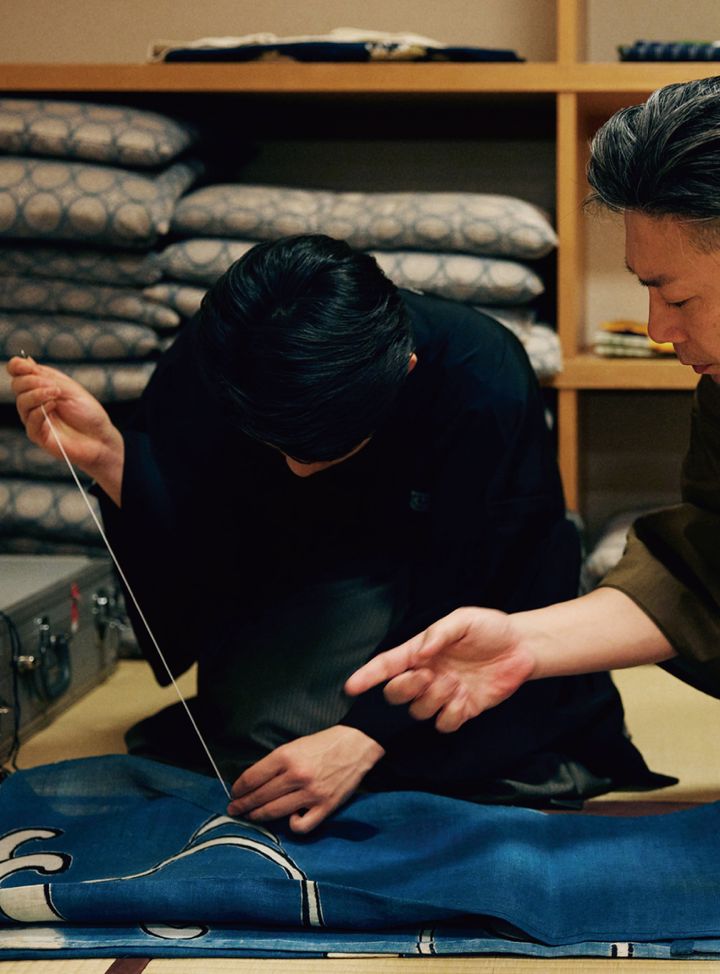 縫い物作業を父が指導中