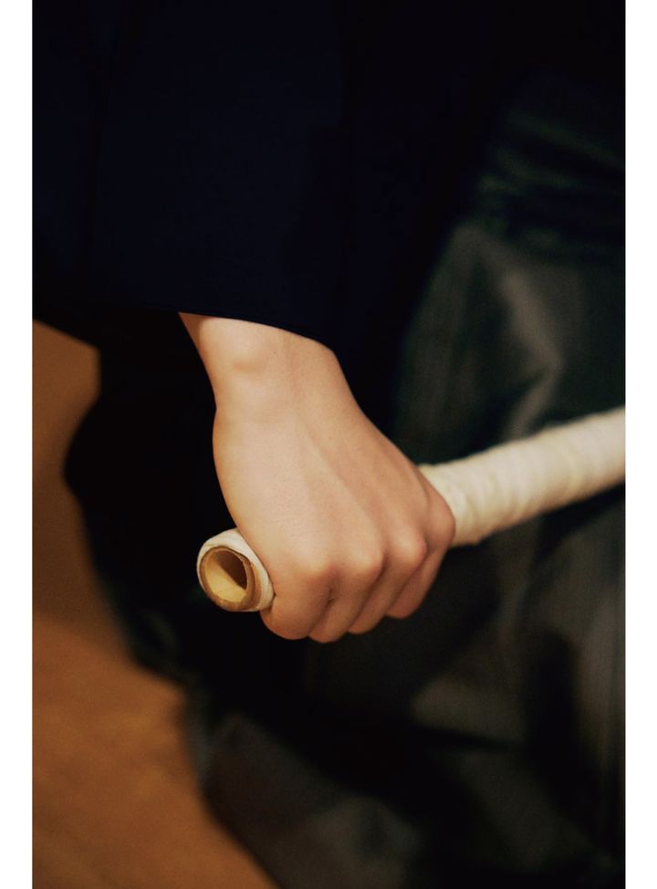 竿を持つ大藏康誠さんの手