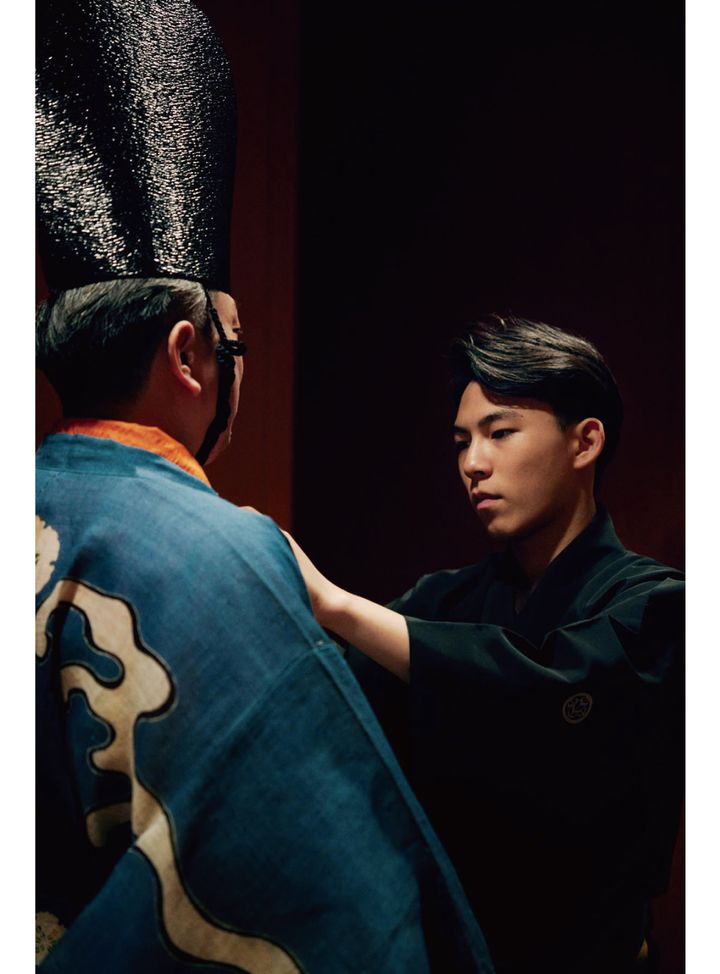 装束のチェックをする大藏康誠さん