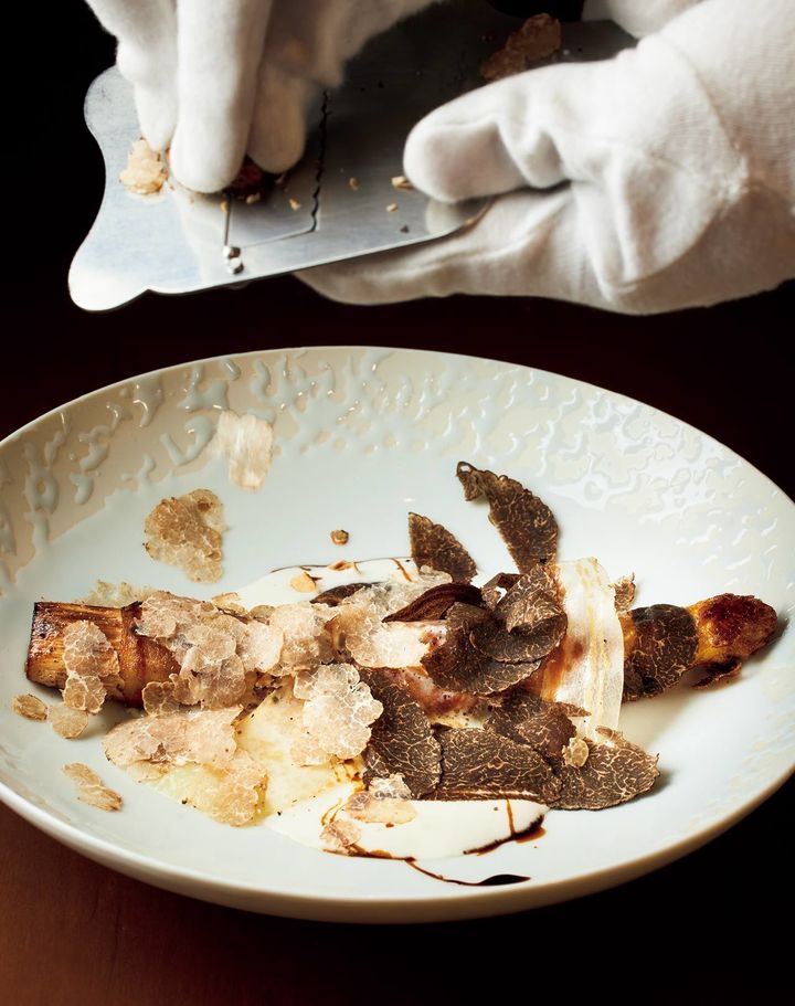 白金高輪『Steak Bostro』のフランスのロワール産ホワイトアスパラをパンツェッタで巻き、その上にイタリア産の2種のトリュフを削った一品