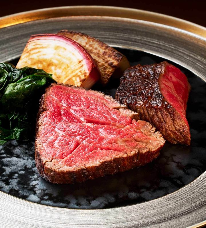 白金高輪『Steak Bostro』の石垣島きたうち牧場のプレミアムビーフのランプと、群馬県の増田和牛のシャトーブリアン