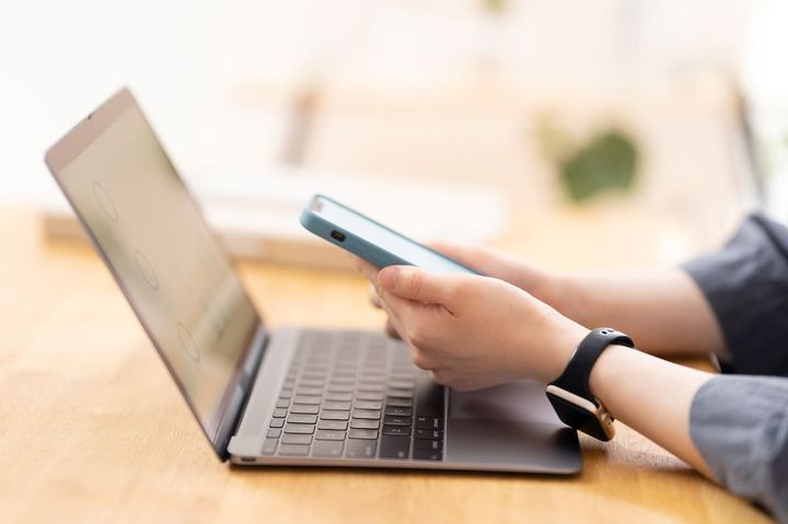 仕事中の「スマホいじり」許せる？ 許せない？