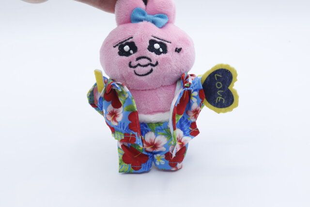 セリアのぬい用ズボンとシャツヲタコレアロハ柄をぬいぐるみに着用