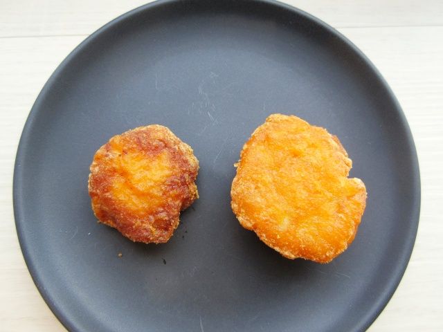 からあげクンのサイズと、でからあげクン チーズレッド味を比べる