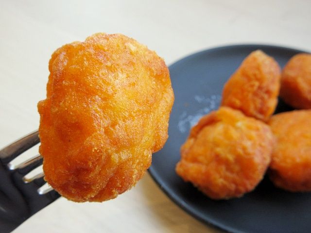 フォークで持ち上げた「でからあげクン チーズレッド味」