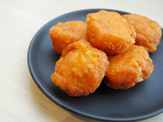 お皿に盛りつけた「でからあげクン チーズレッド味」