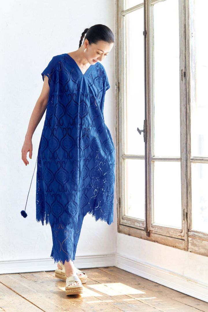 ワンピース¥53,900、パンツ¥25,300／ともにハウス オブ ロータス、サンダル¥55,000／パロマバルセロ（すべてハウス オブ ロータス 二子玉川店)、ピアス¥17,600／カリン