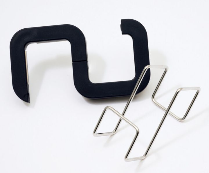 ステンレス扉につけるフック￥290／無印良品 銀座 トラベルバッグハンガー￥490／無印良品 銀座