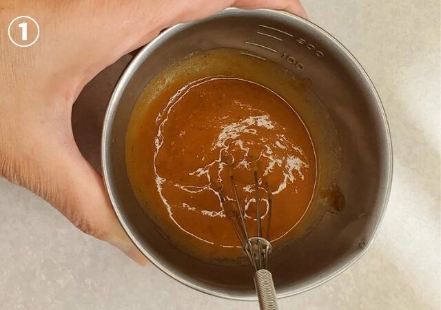 ① 小さいボウルに棒棒鶏ソースの材料を入れよく混ぜる