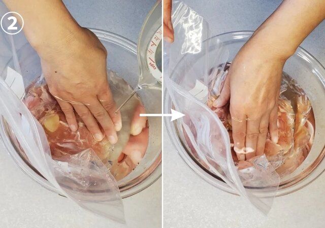 ② 耐熱ボウルに①を入れ手で押さえながら分量の水を袋の上から注ぎ袋の中を真空状態にする