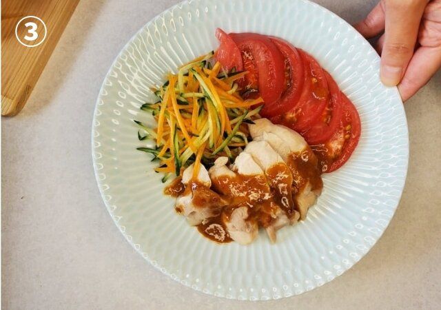 ③ トマト、人参、胡瓜、鶏肉をのせソースをかける