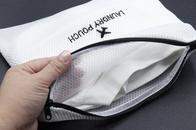 ダイソーのトラベル収納ポーチ（ウォッシャブル、28cm×26cm）にTシャツを収納