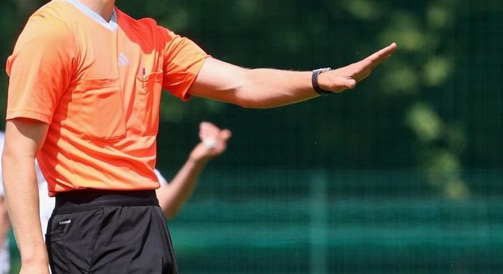 「試合中のジャッジと会話をYoutube配信」する20歳の革新的レフェリー、22万人の登録者を集める