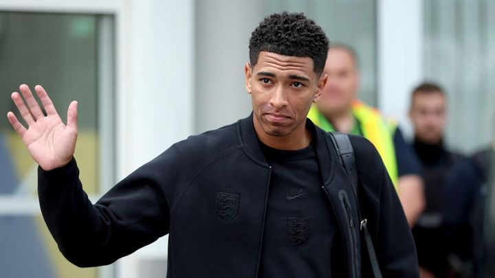 ベリンガム、パンツ一丁で球を蹴る！某セレブのブランドで下着モデルに