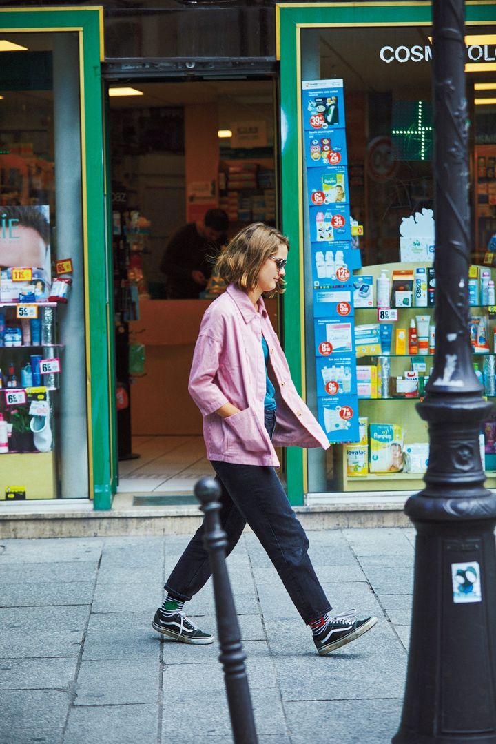 マニッシュなスタイルに赤いストライプのジャケットを合わせてポップな装いに