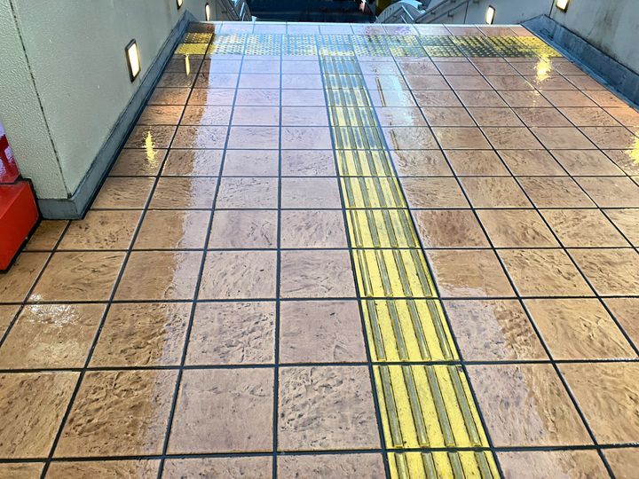 「雨の日地面が滑る…」→身近なモノで解決！！ 警視庁が教えるライフハックに「天才か」「試してみたい」