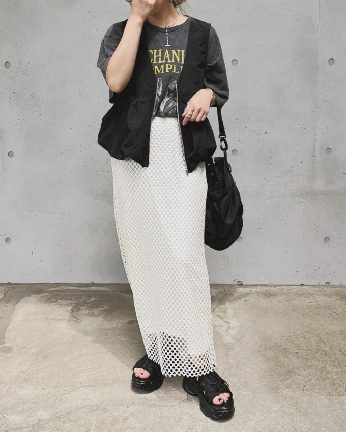 しまむらのブラックの「ナイロンベスト」×メッシュナロースカート