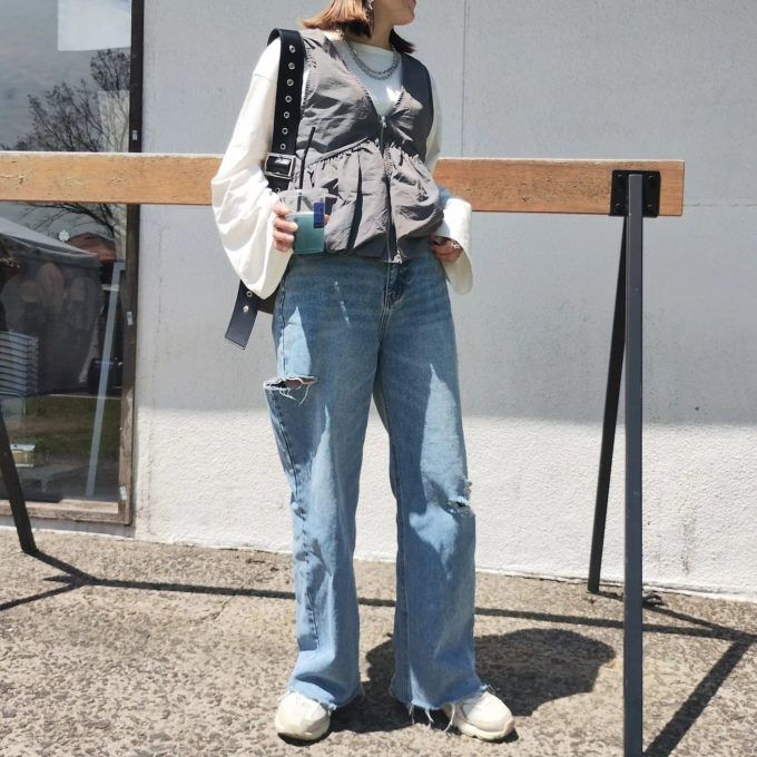 しまむらのグレーの「ナイロンベスト」×サイドカットダメージデニムパンツ