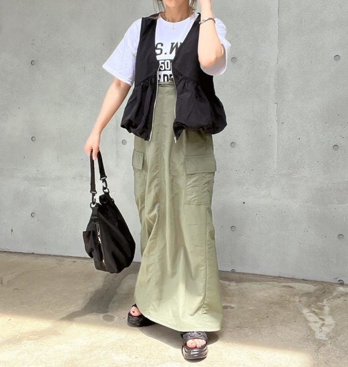 しまむらのブラックの「ナイロンベスト」×カーゴロングスカート