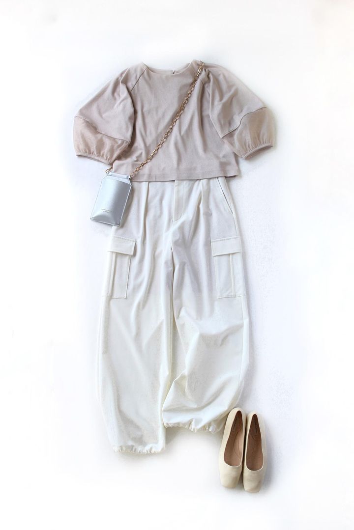 画像: スリーブデザインショート丈カットソー￥4,389 カーゴパンツ￥5,489／ともにロペピクニック スマホショルダー￥3,960 ／ROPÉ PICNIC PASSAGE（ロペピクニック） www.junonline.jp