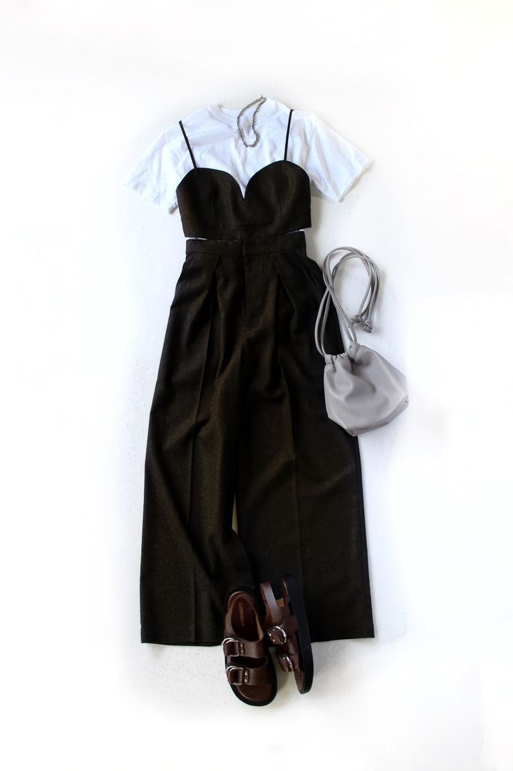 画像: ビスチェとパンツセットで￥9,889／ROPÉ PICNIC R（ロペピクニック） サンダル￥26,950／カミナンド（グラビテート) www.junonline.jp