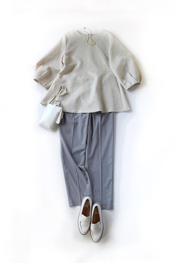 画像: ジャカードペプラムブラウス￥9,990 テーパードパンツ￥12,000／ともにPLST www.plst.com