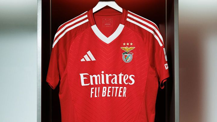 名門ベンフィカ、2024-25新ユニフォームを発表！デザインは「50年前の白Vネック」に触発