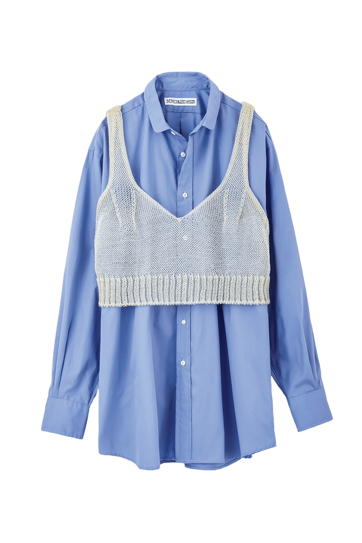 さわやかなブルーシャツに今っぽさをひとさじ添える