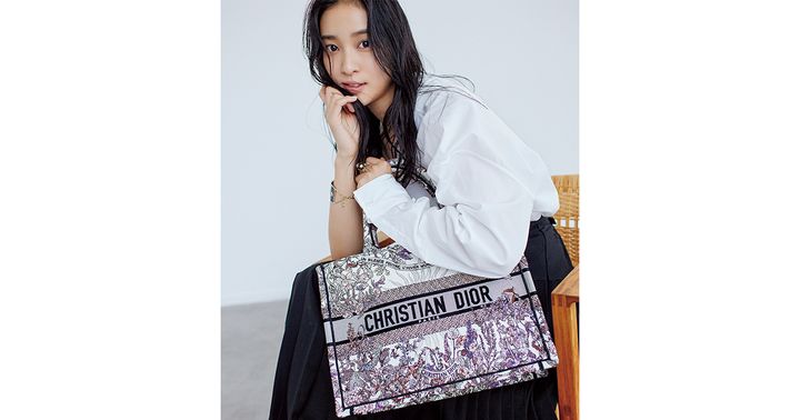 武井咲,DIOR,ディオール,モノトーンコーデ,白シャツコーデ,スカートコーデ,ブックトート