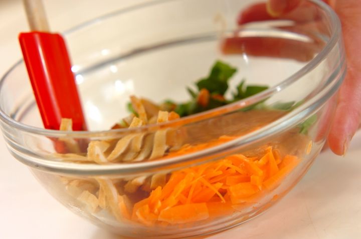 ニンジンとお揚げのピーナッツ和えの作り方2