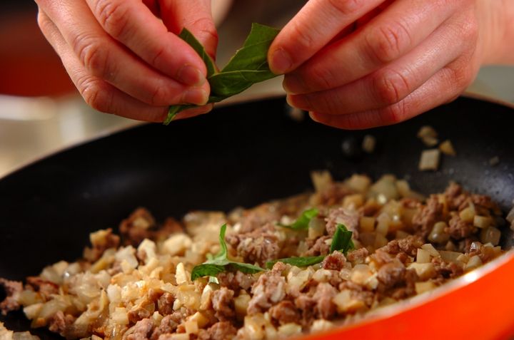 おうちで本格タイ料理！豚ひき肉のタケノコガパオライス by 吉田 朋美さんの作り方1
