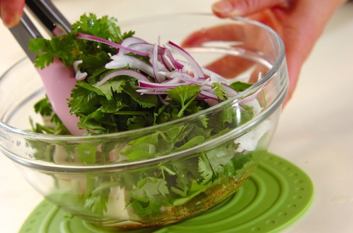 豆腐とアボカドのエスニックサラダの作り方2