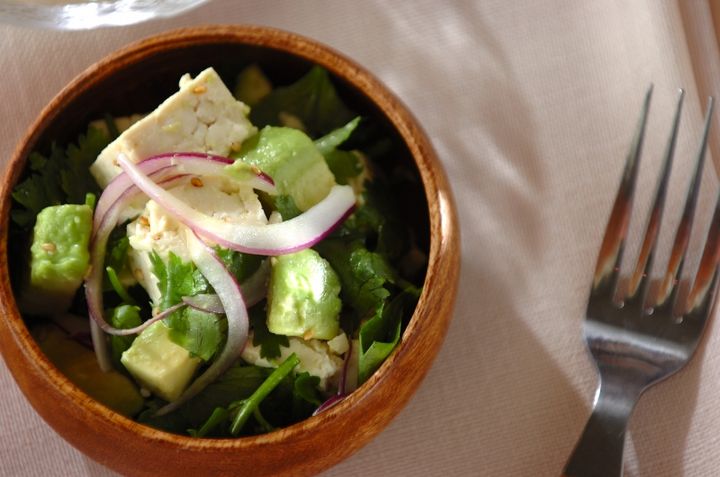 豆腐とアボカドのエスニックサラダ