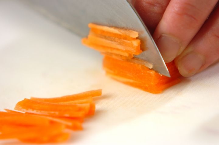 ニンジンとお揚げのピーナッツ和えの下準備1
