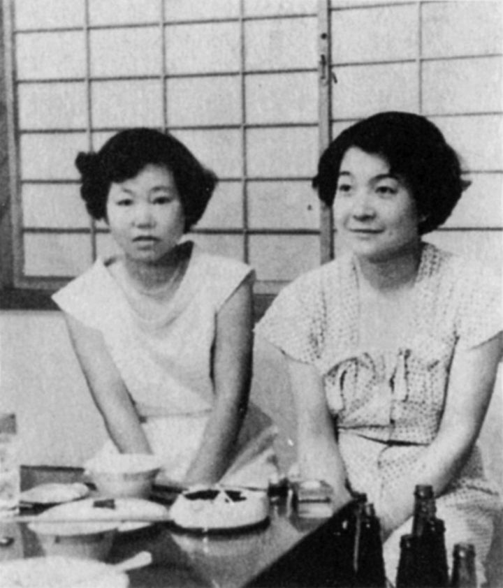 東京地方裁判所の民事部時代、右が嘉子