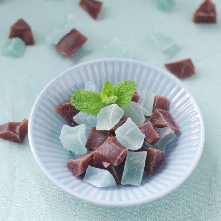 チョコミントの宝石箱や～！（画像は琥珀糖専門店「魔法の琥珀糖」のプレスリリースより、以下同） 